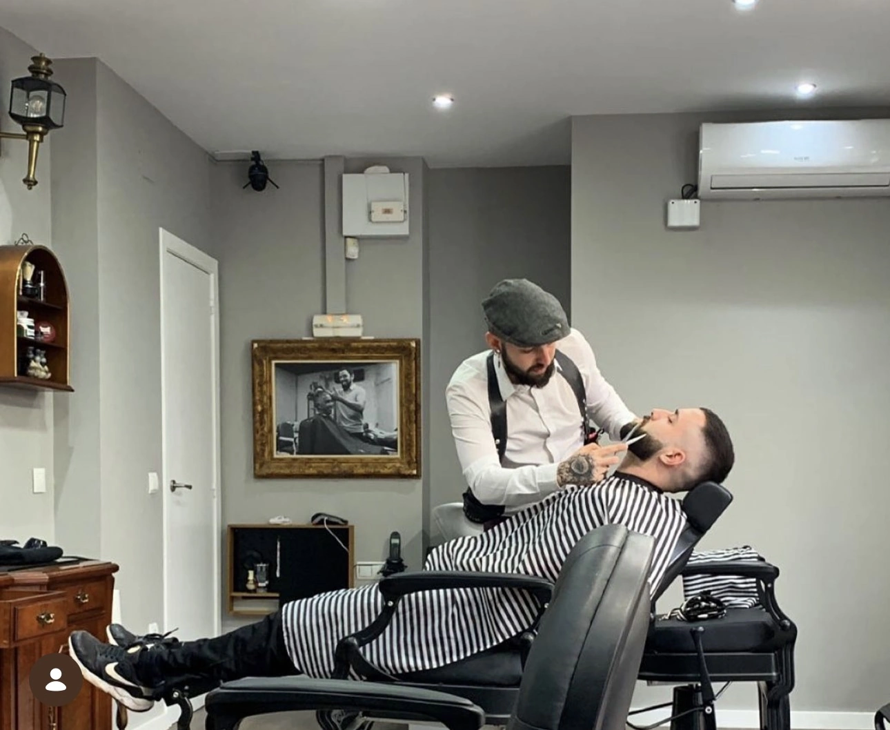 Barbero de Pelloso arreglando la barba con navaja, ritual old school