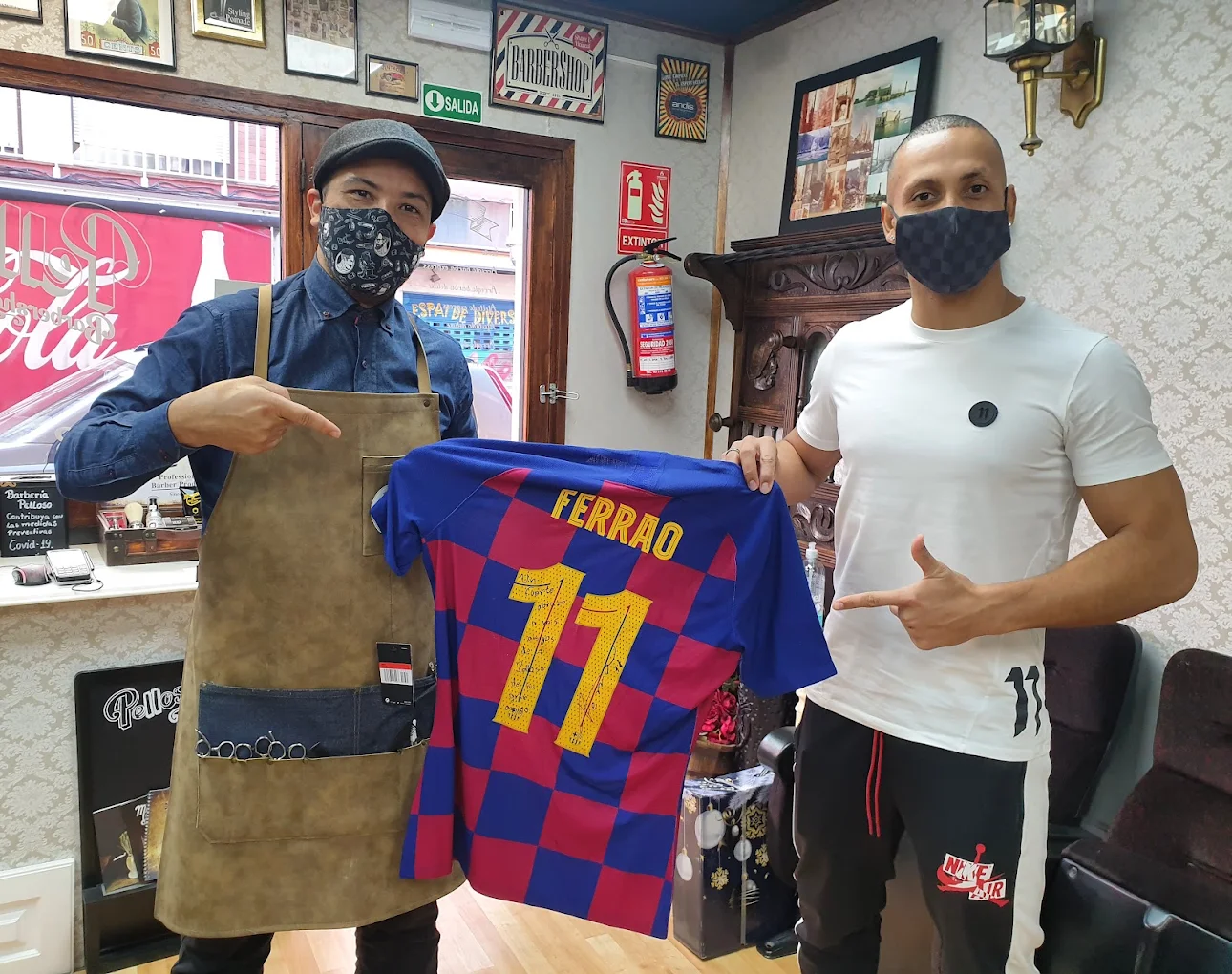 Barbero de Pelloso con un cliente habitual de Castelldefels